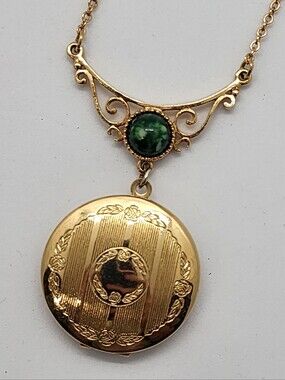 Vintage 1976 Sarah Coventry Memories Locket Necklace Gold Tone Green Cabochon